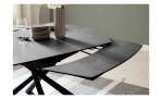 Esstisch Nizza mit Tischplatte aus Keramik & Sicherheitsglas in Schwarz und matt-schwarzem Metall-Gestell, Milieu Detail Funktion