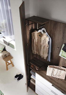 Holz-Garderobe mit weißen Schubladen