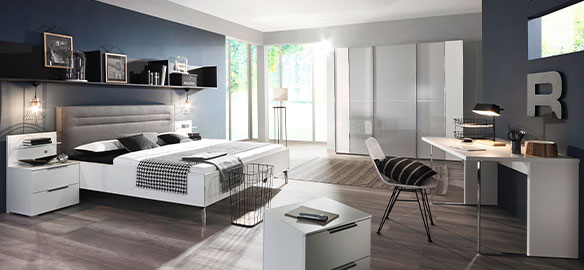 Schlafzimmer mit weißen Möbeln